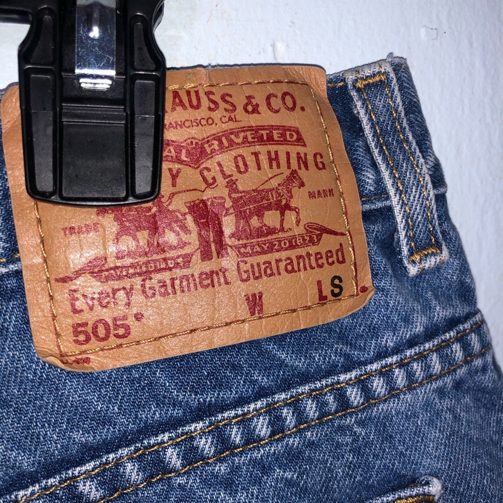 Womens Levi’s Ripped Shorts Size 13s - Picture 6 of 10